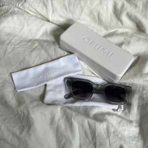 Chimi 04 grey - Säljer nu dessa superfina chinos eftersom jag är trött på denna färgen och vill byta ut den till en annan. Skicket på glasögonen är 9/10. Allt orginal följer med, kan även lösa kvitto om de önskas 