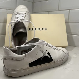 Axel Arigato Clean 90 Birdie  - Ett par Clean 90 som är väl använda. Skicket är 6/10 och därav priset! Priset kan diskuteras vid smidig affär😊ORGINAL BOX ingår!