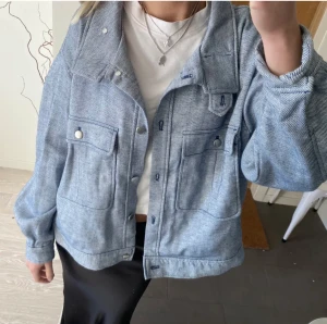 Jeansjacka  - Skitsnygg jeansjacka från h&m som tyvärr inte kommer till användning, storlek L men tycker den sitter snyggt oversized på mig som normalt har xs/s