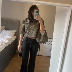 Blus / Topp - HUR FIN😍älskar denna! fin till fest med ett par jeans eller kostymbyxor!!! stl m men passar även s! helt ny!!