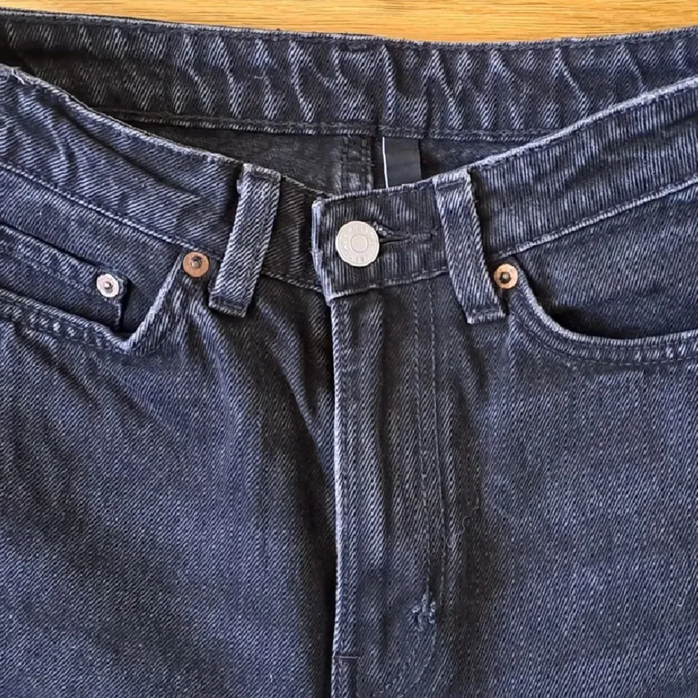 Högmidjade jeans från Weekday, modell Row. Storlek 25/30, passar på mig som är S/M. Färgen är mer svart än vad som syns på bilderna och dem har ett hål på framsidan som syns på sista bilden. Använd gärna köp nu, kontakta vid frågor eller fler bilder!!<3. Jeans & Byxor.