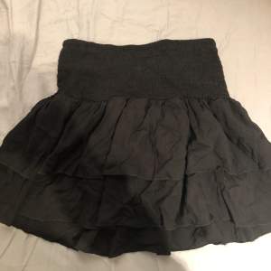 säljer denna oanvända kjol ifrån shein. den är bara testad💗