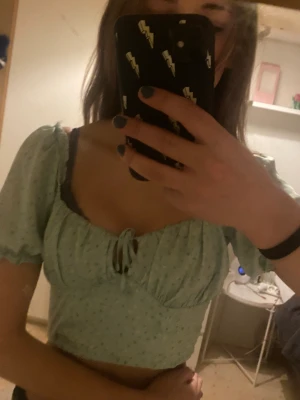 Blus  - Jätte fin blommig blus, sällan använd, croppad, xs men passar på 175 som jag 