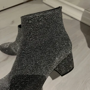 Glittriga klackskor - Glittriga klackskor från New look i strl 38 🪩