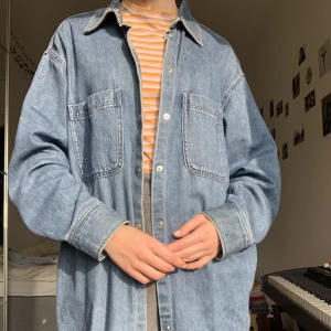 Jeansskjorta - Lång oversized jeansskjorta med framfickor i storlek S