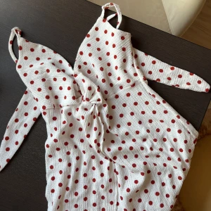 Klänning - Jättesöt klänning från Bershka med knytning i ryggen, använd ett fåtal gånger. Storlek M men passar mig som har 36/S.