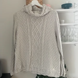 Stickad Odd Molly tröja  - Säljer en vit, stickad Odd Molly tröja för 350:- inkl. frakt. Använd sparsamt. Finns en liten, liten fläck på ryggen men går säkert att få bort efter en tvätt. 