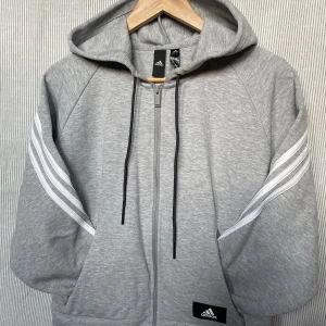 Adidas hoodie, stl S - Hoodie som bara är använd ett fåtal gånger. Perfekt till/från gymmet eller att bara mysa i. Bra skick. Normal i storleken.