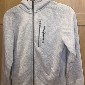 Sail racing hoodie grå - Säljer min Sail racing hoodie i färgen grå. Den är i barn storlek 160 men passar även som xs/s. Vill bli av med den och säljer den för 400kr men priset kan såklart diskuteras🥰. Kontakta mig privat för fler frågor❤️