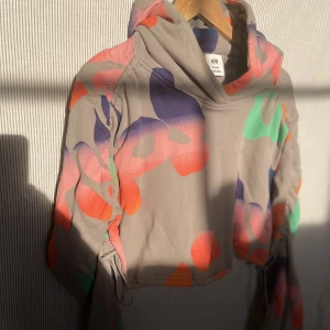 HM STUDIO croppad huvtröja  - Riktigt cool hoodie från HM Studios kollektion från A/W 2021. Lite kortade i modellen. Fint skick. Lite oversized på mig som har vanligtvis stl S.