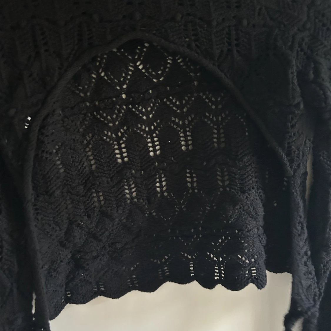 Stickad topp med öppen rygg - 90