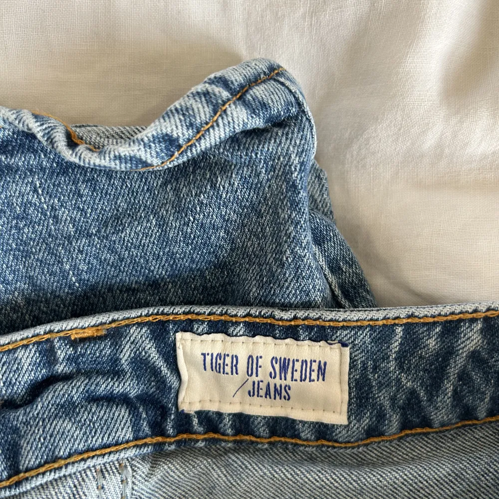 Blå jeans från Tiger of Sweden endast använda ett fåtal gånger . Jeans & Byxor.