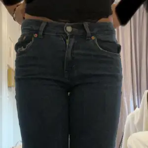 Jättefina jeans från Levi’s, i modellen Wide leg💫Är inte säker på storlek, men är för små för mig som är ca 164🩷Kan kolla upp exakta mått vid intresse!