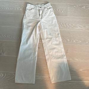 Ett par vita byxor från Monki. Sparsamt använda och perfekt i storlek. 