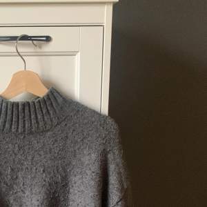Jättefin stickad tröja perfekt till hösten/vintern. Jätteskön Lite nopprig dock, skriv gärna om ni har några frågor!🙏💕ordinare pris 400kr