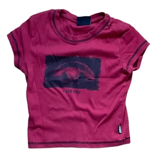 graphic tee crop top baby tee - graphic croppad baby tee passar xs färgen syns bäst på sista bilden!