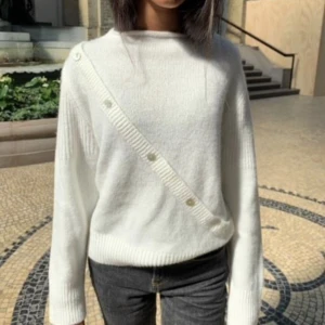 Stickad tröja - Säljer denna assnygga tröjan ifrån design by si som endast är använd en gång då den inte passar mig❤️priset kan diskuteras