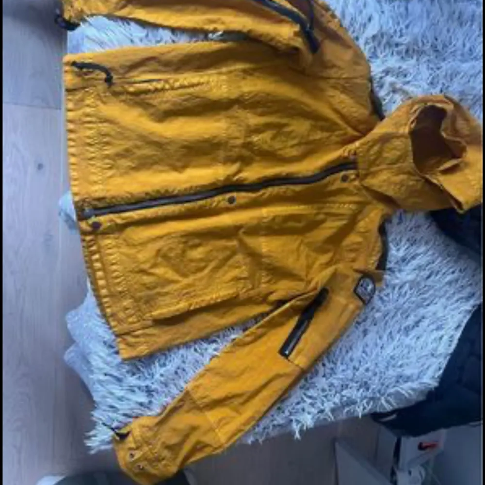 Gul höst jacka från märket ParaJumpers (äkta)  Nypris ca 3000-5000kr Oanvänd. Jackor.