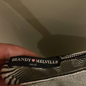 Brandy Melville  - En super fin klänning ifrån brandy Melville💗 skriv gör fler bilder 