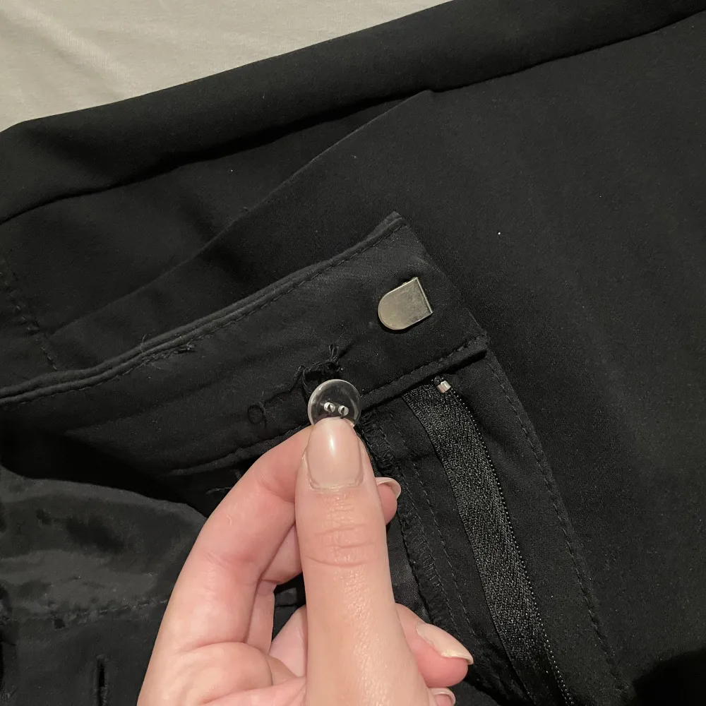 Svarta snygga kostymbyxor från Bikbok! Flitigt använda och en lös knapp, därav det billiga priset 💗. Jeans & Byxor.