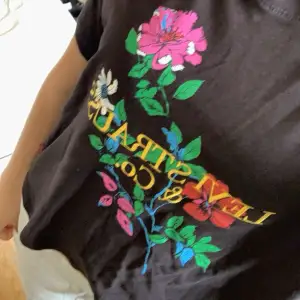 Svart t-shirt med blommor på från Levi’s! Storlek M och inga defekter, skriv för fler bilder💞