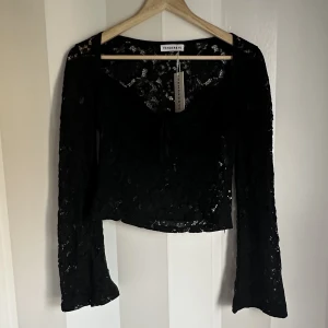 venderby’s  - tröja ifrån venderby’s i spets. lapp kvar då den bara är testad. storlek är s/m men skulle säga att den är liten i storlek. 