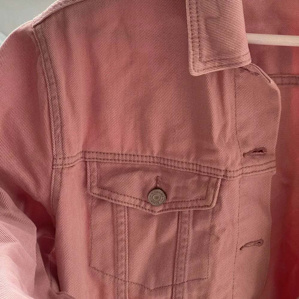 Säljer denna söta rosa jeansjackan med lite oversized fit från Missguided. Kommit till användning fåtal ggr så väldigt fint skick! Andra bilden är hur rosa nyansen ser ut i ”mörkret”. Jackor.
