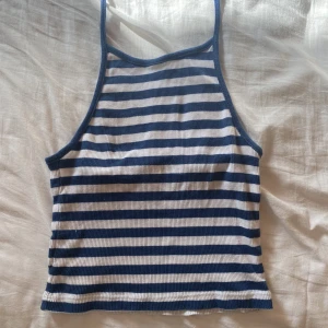 Topp - Topp/linne blå vit randig med knyt där bak och öppen rygg