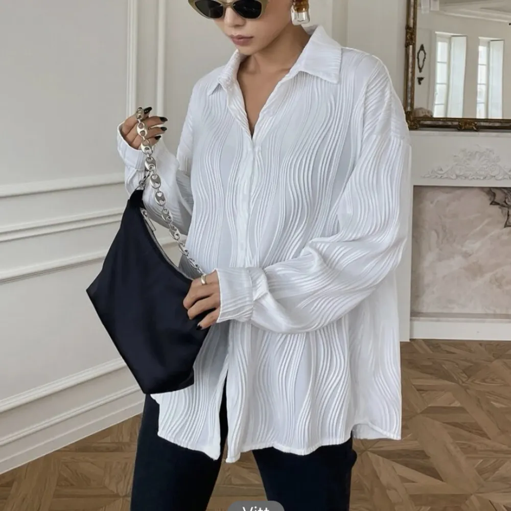 Säljer min jättefina vita eleganta skjorta/blus. Går att använda både som jacka, kofta men även som en skjorta. Stilren och elegant! Hör av dig vid intresse och för mer info🫧🎧💌. Skjortor.