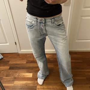 Säljer mina favorit jeans från Replay🥹 så snygga och perfekt i längden på mig som är 175🌟 midjemått: 42cm tvärs över, innerbenslängd: 84cm🌟de har defekter längst ner vid hälen, skickar fler bilder i dm 🤍