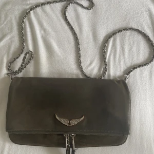 Zadig & Voltaire  - Säljer nu denna jätte fina väskan❤️Den är i en väldigt fin oliv grön färg, så den kommer till perfekt användning nu till hösten🍂 Säljer eftersom jag nyfriterade köpte en ny väska och får därför tyvärr ingen användning av den här!