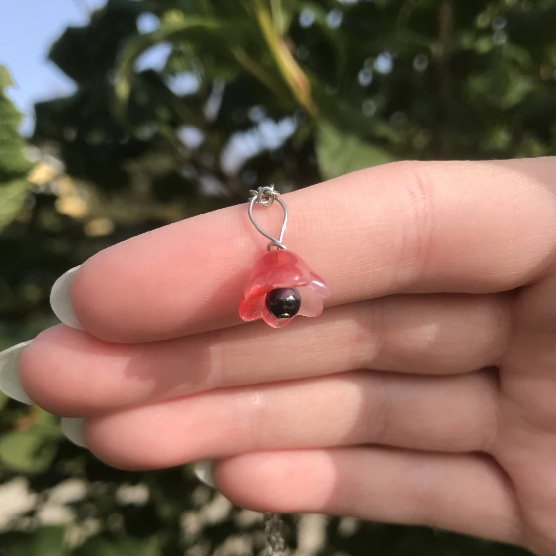 Röd blomma halsbandshänge  - 91