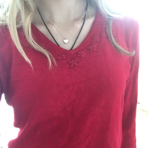 Vinröd tröja - Finns ingen storlek men skulle gissa på M eller S