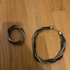 Armband + halsband set - 30 kr för båda. Elastiska.
