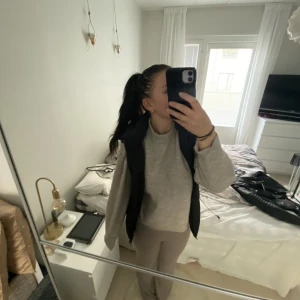 Zara väst  - Säljer då den inte kommer till användning, använd ett fåtal gånger bara. pris kan diskuteras vid snabbt köp.