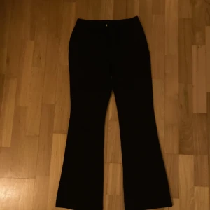 Jättefina kostymbyxor från Only - Jag köpte dessa secondhand och den är bara testade av mig men dem var lite för korta i benen annars var dem jättefina på😍 Passar barn och tonåringar men skulle ej rekommendera för vuxna