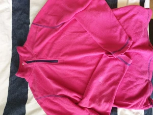 Rosa fleecetröja - En rosa fleecetröja som är skön att ha till hösten när det blir lite kallare. 