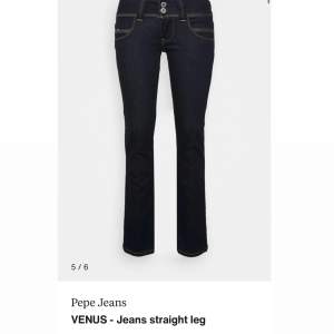 Säljer dessa jätte snygga lågmidjade pepe jeans i modell venus. De är mörkblå/svarta i storlek 25/32. Orginalpris 799kr. Säljer för 370. Kan tänka mig sänka vid snabb affär. Skriv om ni har frågor eller funderingar💘💘
