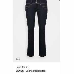 Pepe jeans - Säljer dessa jätte snygga lågmidjade pepe jeans i modell venus. De är mörkblå/svarta i storlek 25/32. Orginalpris 799kr. Säljer för 370. Kan tänka mig sänka vid snabb affär. Skriv om ni har frågor eller funderingar💘💘