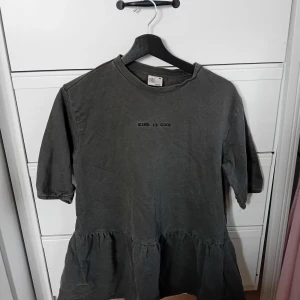 Klänning i tjock material  - Aldrig använt den bra skick 