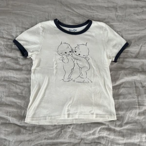 Graphic tee från Brandy Melville - T-shirt med tryck från Brandy Melville. Superskönt och mjukt material! Knappt använd så den är i fint skick🩷