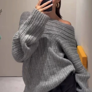 Grå stickad tröja - Säljer denna grå stickade tröjan . Strl M. Helt ny.