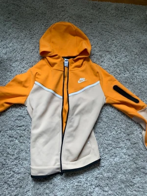 Nike tech fleece - Säljer denna Nike tech aldrig använt för den passade inte mig skick 10/10