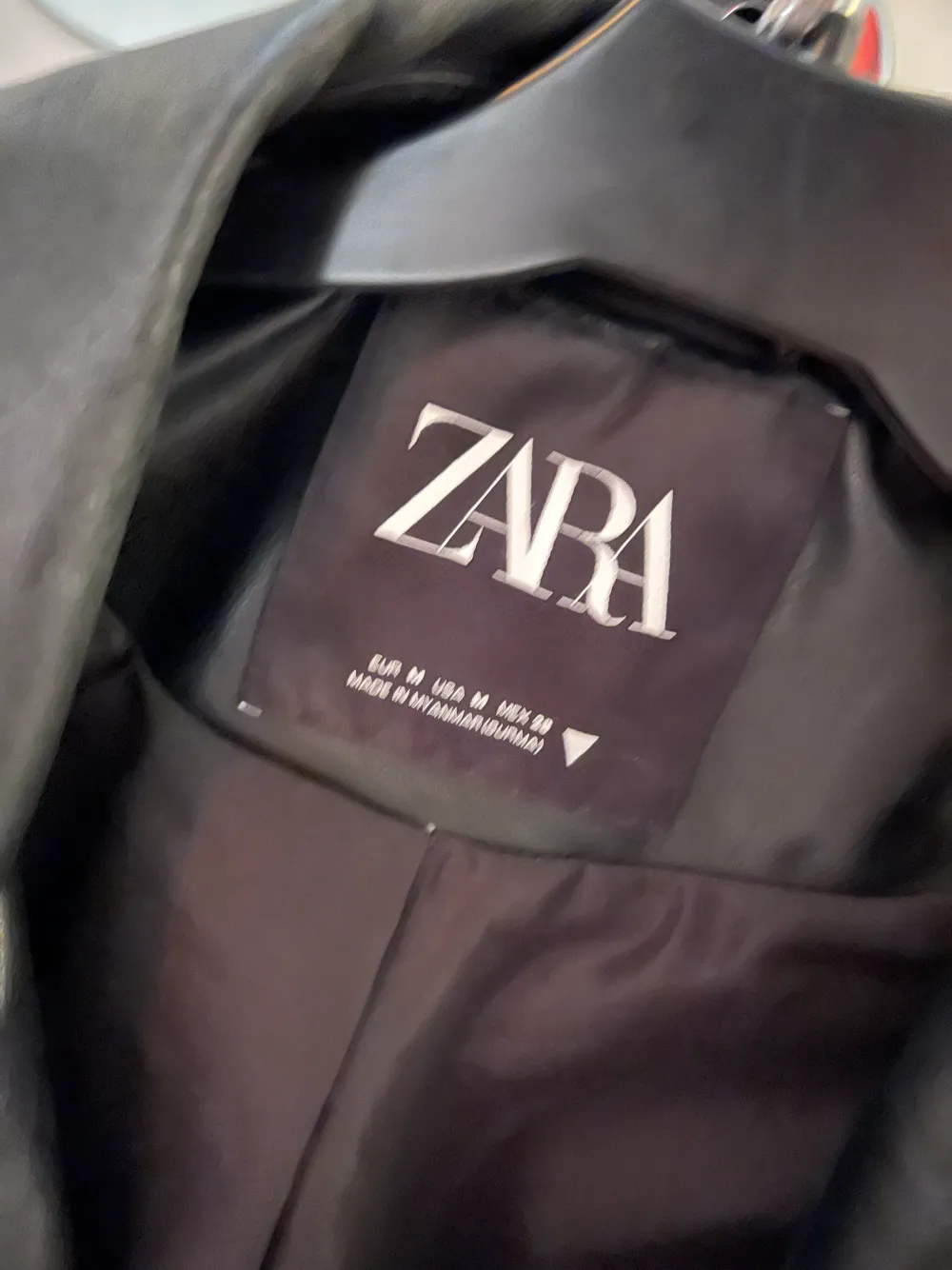 Skit snygg skinnjacka från Zara.  Knappt använd. . Jackor.