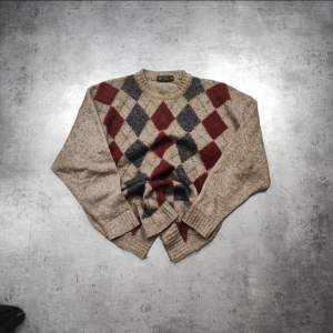 Stickad vintage tröja i 100% new wool. Grym kvallité! Står 40 i, uppskattar att den passar en M