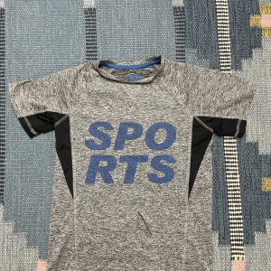 Tight sporttröja - Snygg sporttröja i stretch material, ett stort hål i mitten så säljer den jätte billigt!