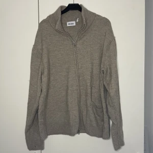Cardigan från Weekday  - Väldigt fin cardigan från Weekday som är använd ett fåtal gånger bara.  Storlek: M