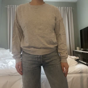 Gina Tricot sweatshirt grå - Grå sweatshirt/crewneck från gina Tricot basics linje. Super härlig men kommer inte till användning då jag har flera🩵