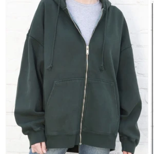 Zip up hoodie - Zip up tröja från brandy Melville. Oversized fit. Använd en del men fortfarande i bra skick. 120kr+frakt