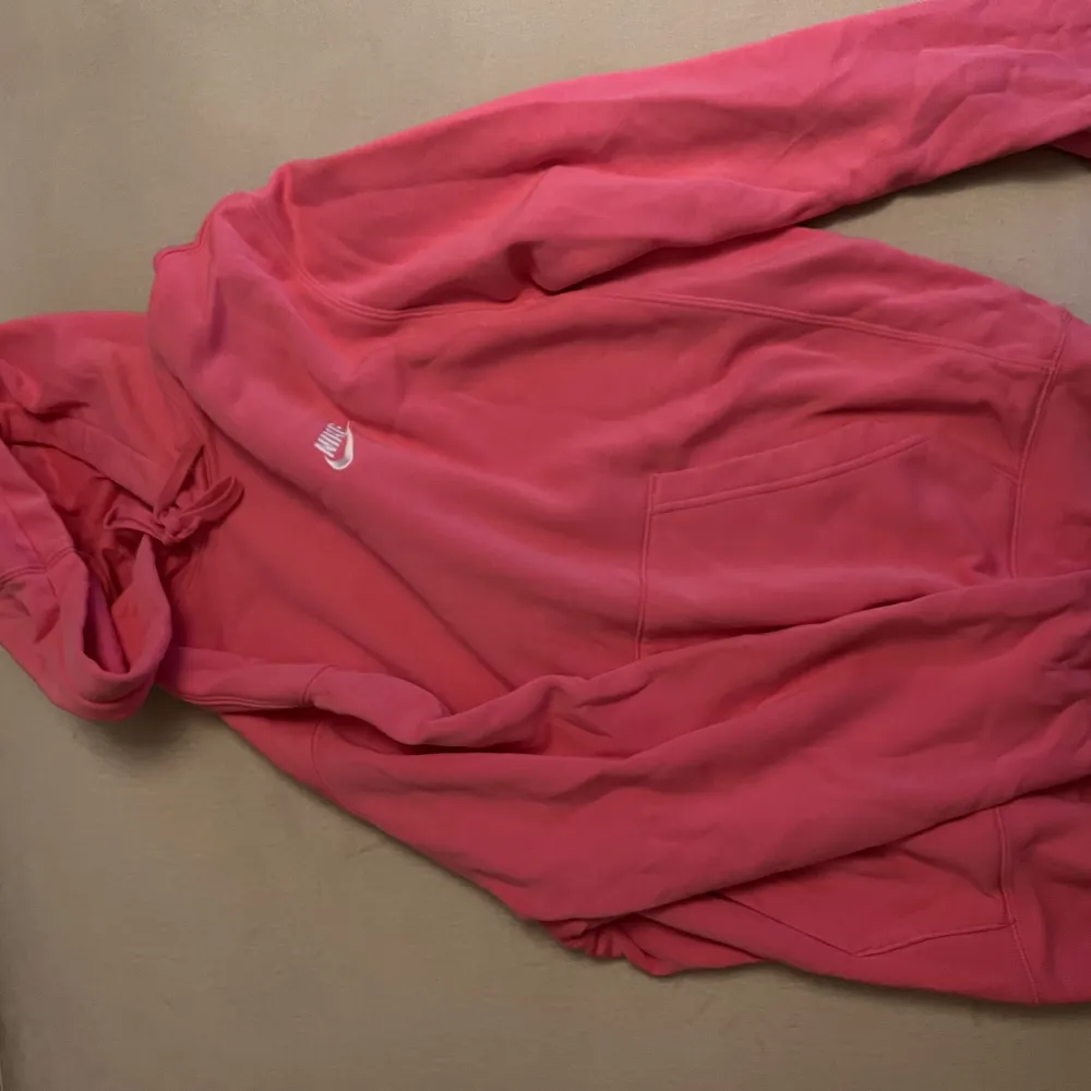 Rosa Nike hoodie som är sparsamt använd i storlek M man. Inköpt på Zalando för nypris 749 kr. Hoodies.